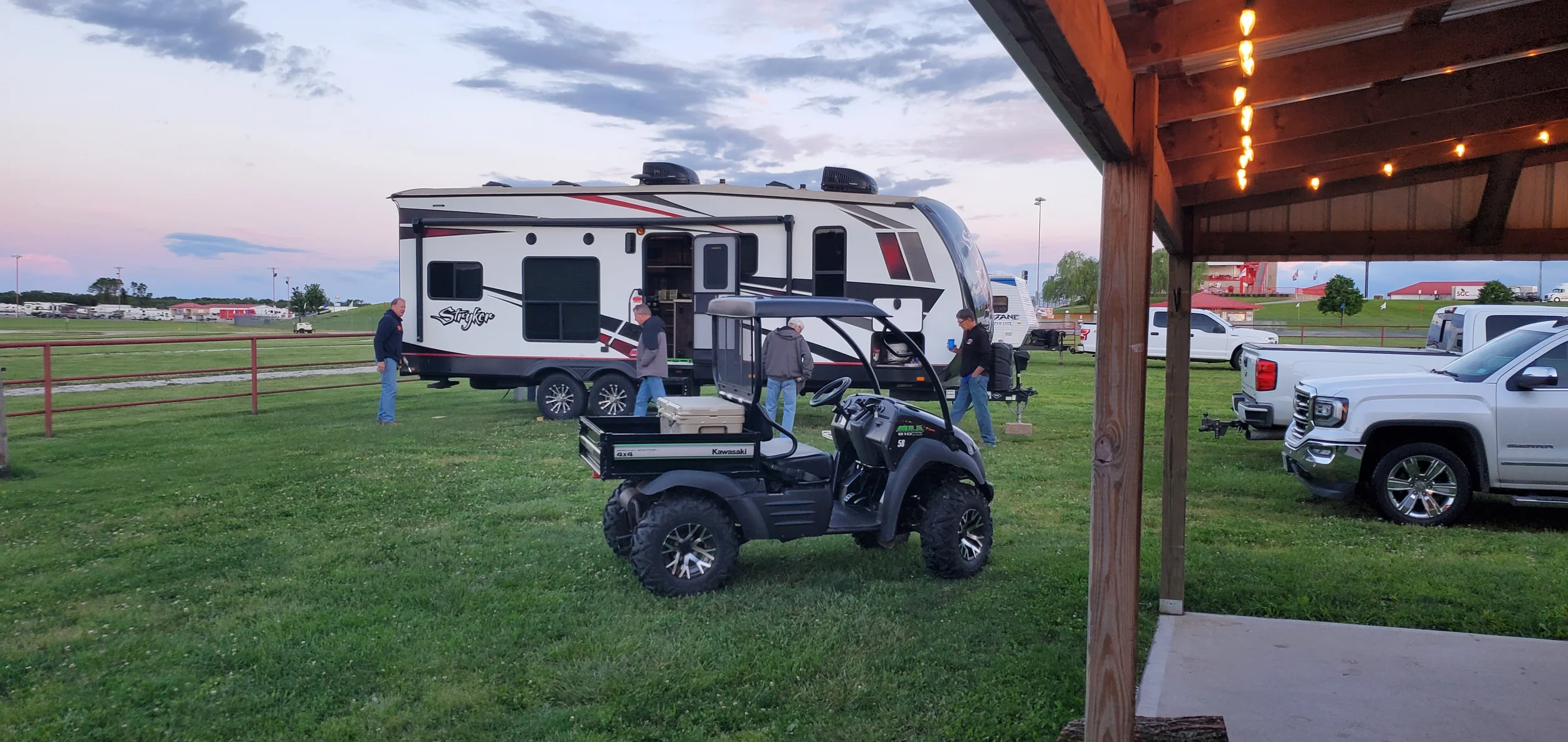 Campers getting setup at Sidetrack RV Park